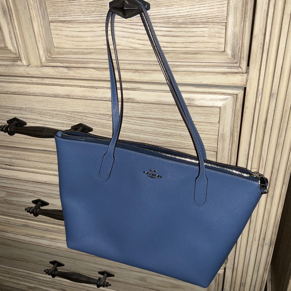Coach shoulder bag with zipper close